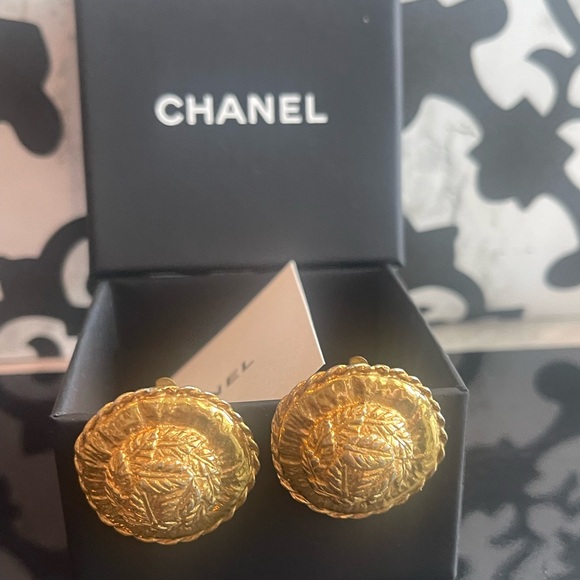 CHANEL Jewelry - GUC Chanel Vintage 1971-1980 Gold Plated Clip-On Earrings